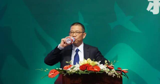 刚刚！农夫山泉钟睒睒回应：第一桶金不是来自娃哈哈！