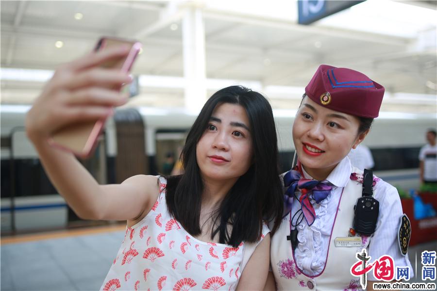 秀我中国｜跟着铁路小姐姐一起体验高铁的静音车厢