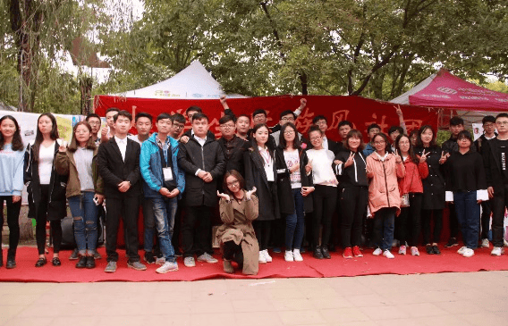 追光丨手握15个世界冠军，他又在大学讲台“火”出圈